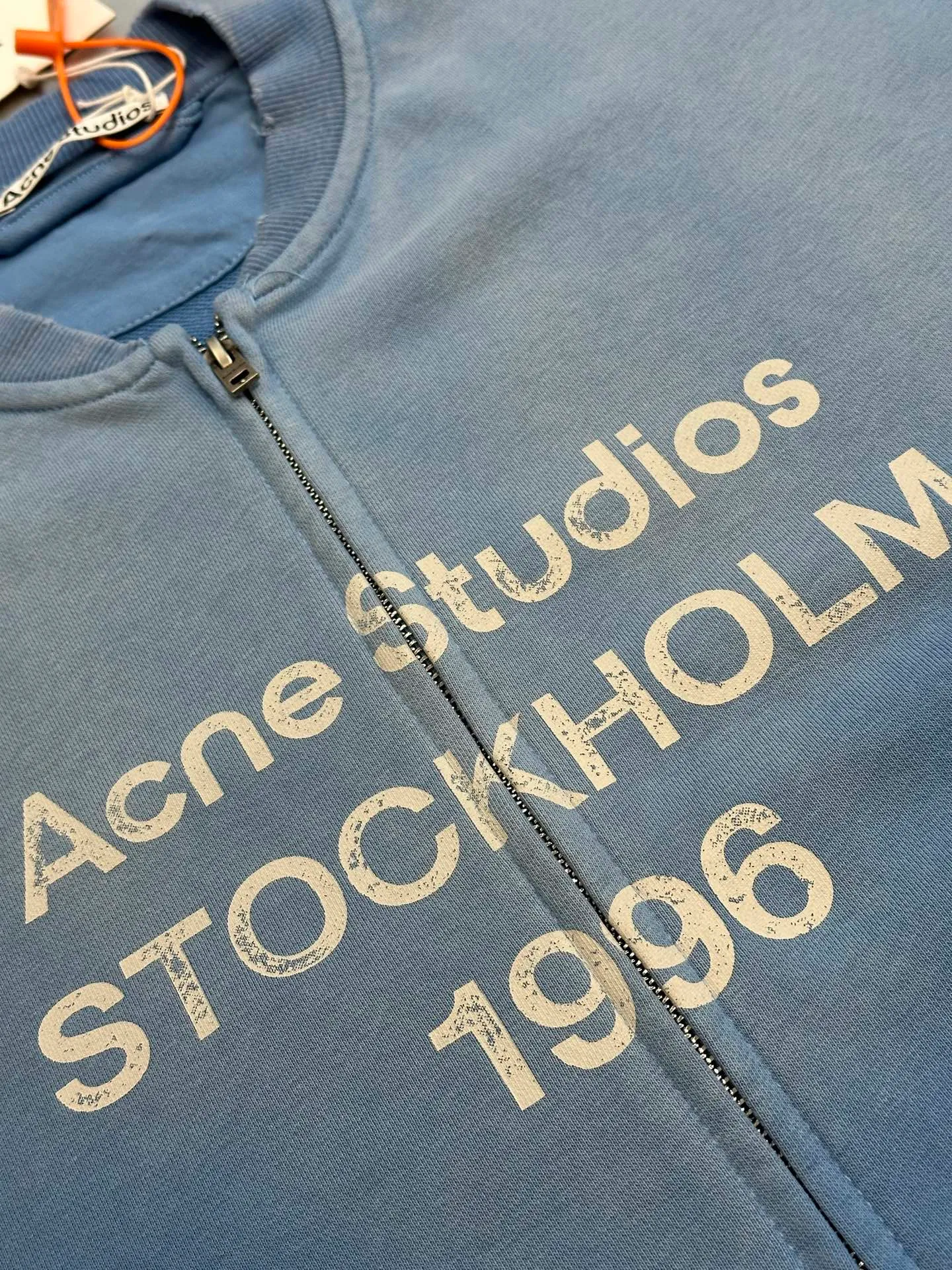 Ac Studios spray-painted distressed logo baseball collar jacket, custom-ordered soft velvet fleece cotton, Classic baseball collar zipper jacket has a neat and elegant silhouette, with dropped shoulders for a relaxed and casual fit, and densely woven ribbing to show craftsmanship details. The Ac Studios logo is printed on the chest, using Retro sports aesthetics to engrave the brand's heritage. It is unobtrusive but highly recognizable. It perfectly blends Nordic minimalist style with Retro sports style. Adopting the glue printing process, the chest printing is modified by the film screen three times, the glue liquid paint is used to print the pattern on the fabric, and the fabric is baked to fix the printed pattern. The gradient distressed spray process sprays dyes of different colors on the surface of the fabric to achieve rich color changes under different lights and increase the visual layering. Many parts of the body of the garment are frayed by purely artificial regular positioning, and hand-brushed marks add texture and depth to the surface of the garment to imitate the texture of natural wear and tear size: s m l xl
